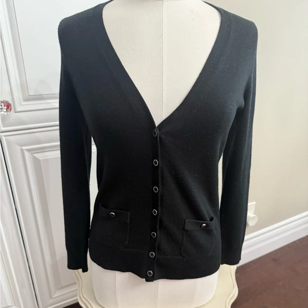 Banana Republic Women's Sz Small Black Long Sleeve V-Neck Cardigan with Buttons - Picture 5 of 10
